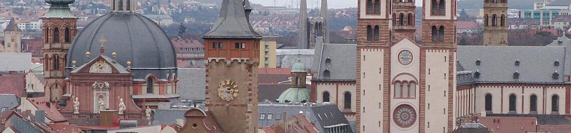 Blick auf Würzburgs Dächer in der Innenstadt