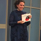 Foto der Autorin mit ihrem Buch