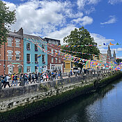 Durch die historische Innenstadt von Cork fließt der Fluss Lee. 
