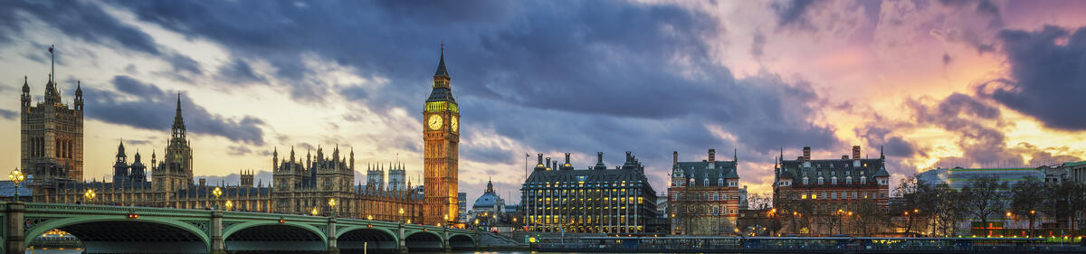 <a href="https://de.freepik.com/fotos-kostenlos/panoramablick-von-big-ben-in-london-bei-sonnenuntergang-uk_10590324.htm#query=tower%20bridge&position=35&from_view=search&track=ais">Bild von vwalakte</a> auf Freepik