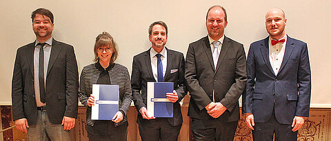 Bild der Preisträger Johanna Mencke und Tobias Berneiser mit den Herausgebern der Zeitschrift promptus Christoph Hornung, Robert Hesselbach und Julien Bobineau