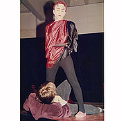 Urban Priol (stehend) spielte im Sommersemester 1986 den Mephistopheles in Christopher Marlowes Dr. Faustus. Regie führte Jeremy Wooding.