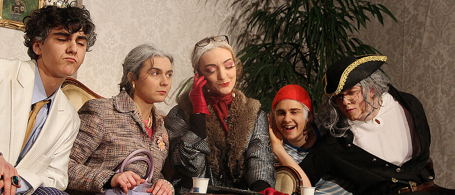 Im Winter 2024 führte die Gruppe "Happily Ever Afte"r auf. Das selbst entwickelte Stück basiert auf improvisierten Szenen rund um alternde Märchenfiguren im Altersheim.