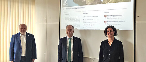 Professorin Maria Eisenmann mit Botschafter Nicholas O’Brien (Mitte) und Matthias Fleckenstein, Vorsitzender der Deutsch-Irischen Gesellschaft.