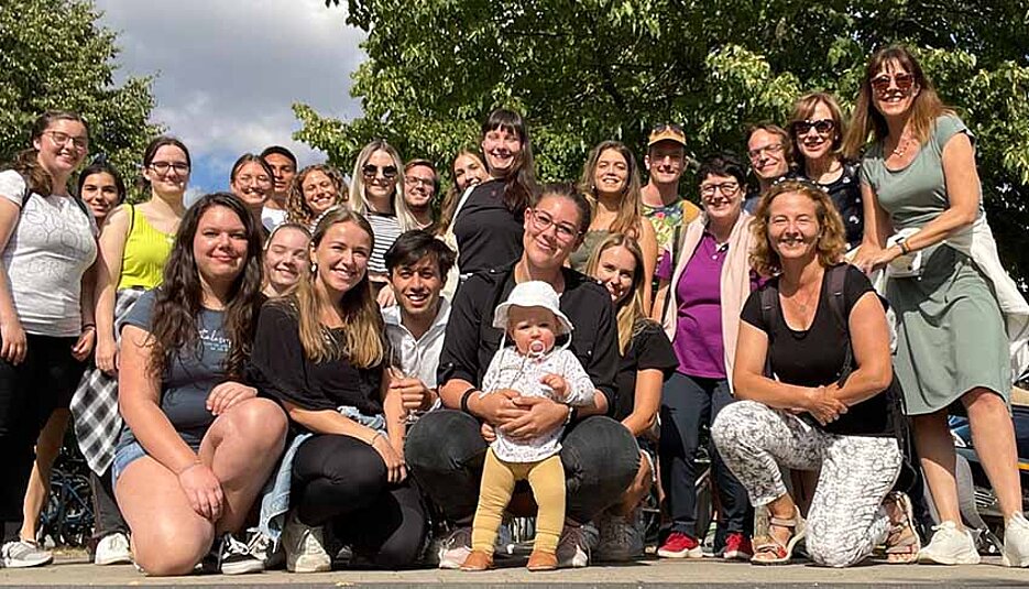 Foto der Studierenden und Dozent*innen bei der Weinwanderung