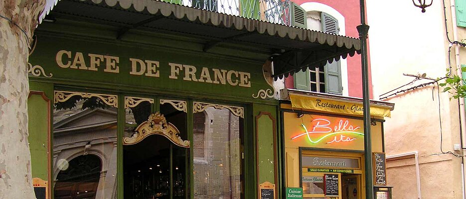 Außenansicht eines Cafés in Frankreich