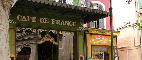Außenansicht eines Cafés in Frankreich