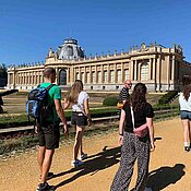 Studierende vor dem AfricaMuseum