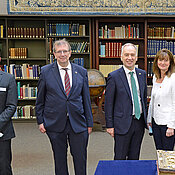 Besuch aus Irland in der Unibibliothek (von links): Christian Malzer, Leiter der Abteilung Handschriften und Alte Drucke, Universitätspräsident Alfred Forchel, der irische Botschafter Nicholas O’Brien, seine Partnerin Mary McCarthy und Hans-Günter Schmidt, Leiter der Universitätsbibliothek.