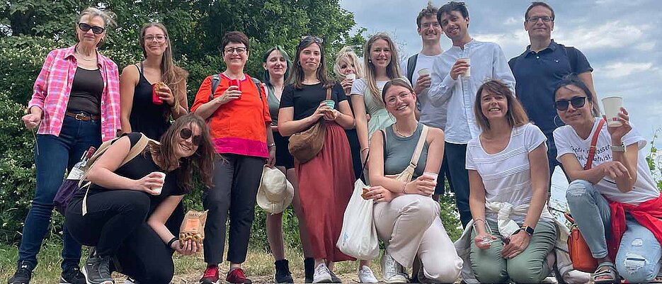 Foto der Studierenden und Dozent*innen bei der Weinwanderung