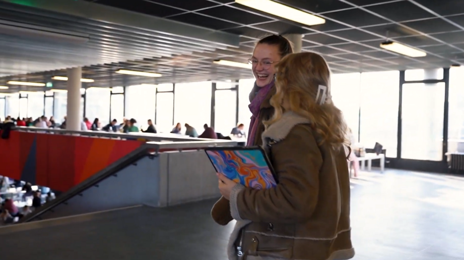 Zwei fröliche Studentinnen in der Uni