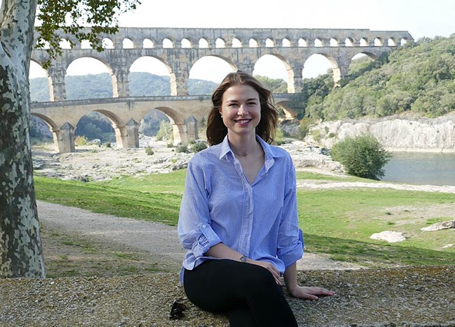 Studentin Nicole Gawel beim Pont du Gard