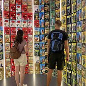 Studierende vor Ausstellungsfläche im Musée Hergé
