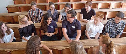 Gruppe von Studierenden mit Studienbotschafter*innen