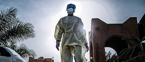 Bild einer afrikanischen Krankenpflegerin in Schutzausrüstung