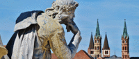 Statue 'Walther von der Vogelweide' mit Domtürmen im Hintergrund